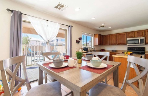 Tamaron House | Luxurious Retreat - FREE HTD Pool - Outdoor Fun