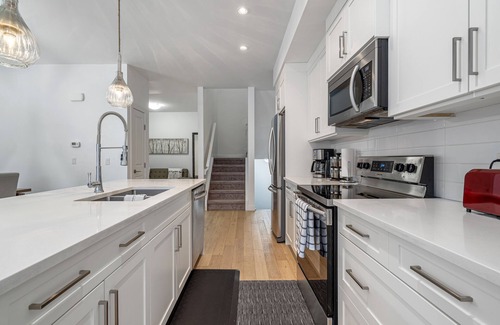 Hillhurst House | Luxurious Spacious Private House near City Centre