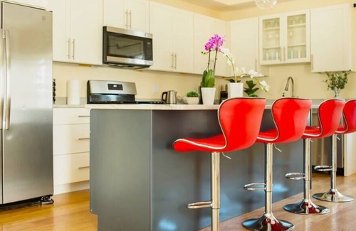 Oak Square House | Luxurious Urban Oasis with Patio and Free Parking