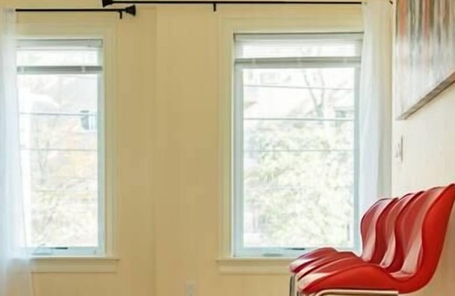 Oak Square House | Luxurious Urban Oasis with Patio and Free Parking