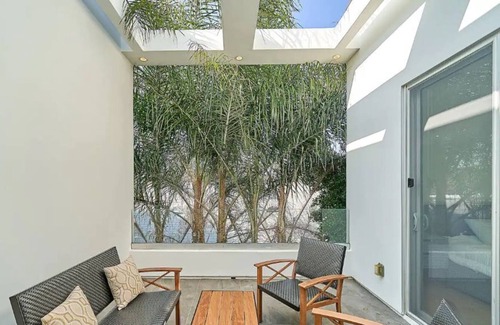 Greater Wilshire - Hancock Park Villa | Luxurious Villa Located in Hancock Park