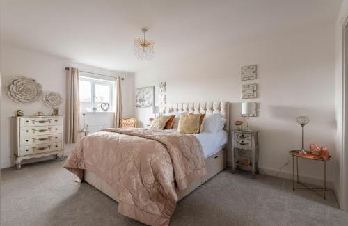 Alfrick House | Luxuriously appointed 3 bedroom cottage off road parking for 3 vehicles dogs welcome by prior arrangement only 3 church cottages Alfrick close to Malvern and Worcester and Shelsley Walsh in a lovely village close to M5 Dogs welcome