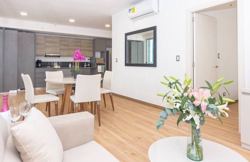 Marbella Apartment | Luxury 1 bedroom apt free parking and balcony