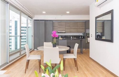 Marbella Apartment | Luxury 1 bedroom apt free parking and balcony