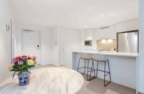 Kangaroo Point Apartment | Luxury 1 Bedroom Retreat in Brisbane City With Pool and gym