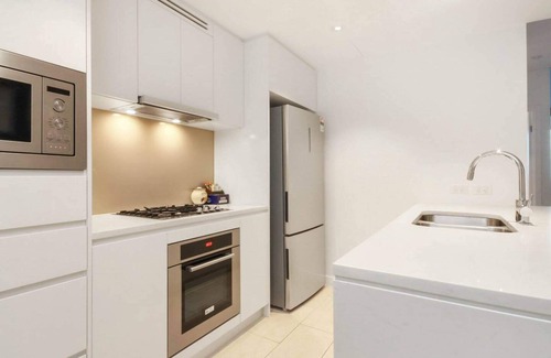 Kangaroo Point Apartment | Luxury 1 Bedroom Retreat in Brisbane City With Pool and gym