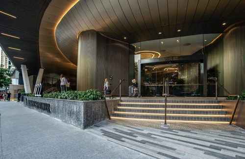 Kangaroo Point Apartment | Luxury 1 Bedroom Retreat in Brisbane City With Pool and gym