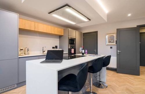 Penarth Condo | Luxury 2 Bed Duplex Apt w/Balcony, Gym & Parking