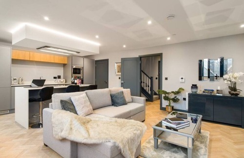 Penarth Condo | Luxury 2 Bed Duplex Apt w/Balcony, Gym & Parking