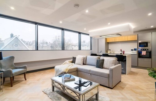 Penarth Condo | Luxury 2 Bed Duplex Apt w/Balcony, Gym & Parking