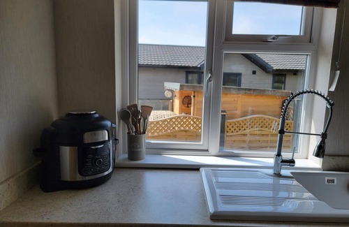Arnold Cabin | Luxury 2-Bed Lodge in Routh, Sleeps 4 with Hot Tub