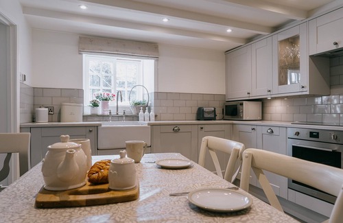 Middleham Cottage | Luxury 2 bed village retreat with 4 pubs & garden with views