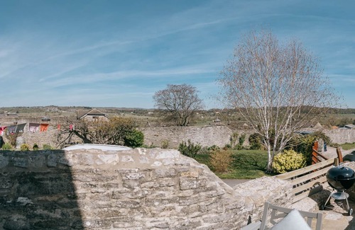 Middleham Cottage | Luxury 2 bed village retreat with 4 pubs & garden with views