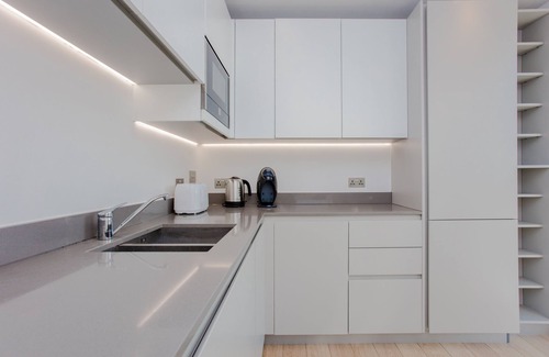 Ferndale Apartment | Luxury 2 Bedroom/2 Bath Flat next to Brixton Station/O2 Academy for Max 7 Guests
