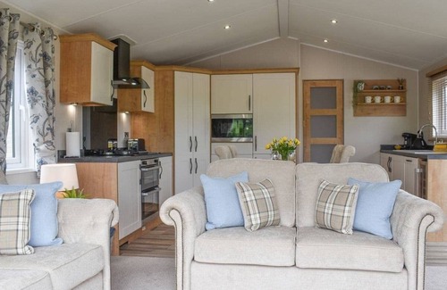 Fence Cabin | Luxury 2 bedroom, pet-friendly lodge on the side of a beautiful fishing lake.