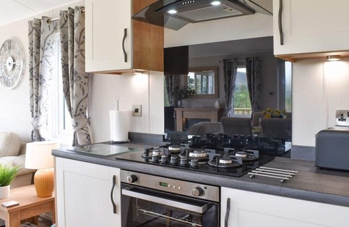 Fence Cabin | Luxury 2 bedroom, pet-friendly lodge on the side of a beautiful fishing lake.