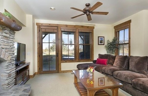 Mammoth Lakes House | Luxury 2 Bedroom 2.5 Bath Townhome Adjacent to the Snowcreek Golf Course