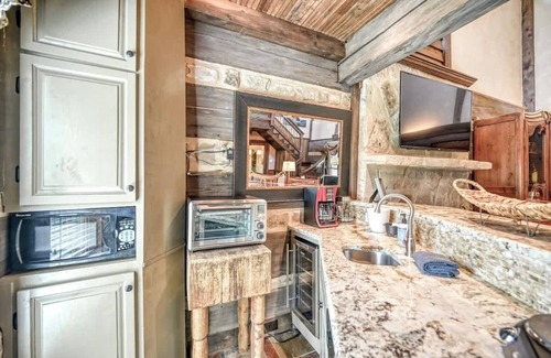 Fredericksburg Cabin | Luxury 23-ac Ranch Casita w/Hot tub!