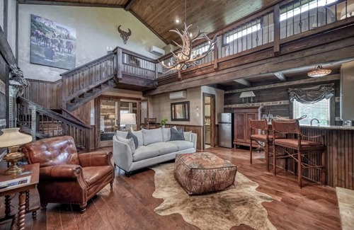 Fredericksburg Cabin | Luxury 23-ac Ranch Casita With Hot tub