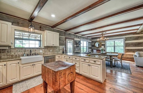 Fredericksburg Cabin | Luxury 23-acre Ranch With Hottub Near Alamosprings