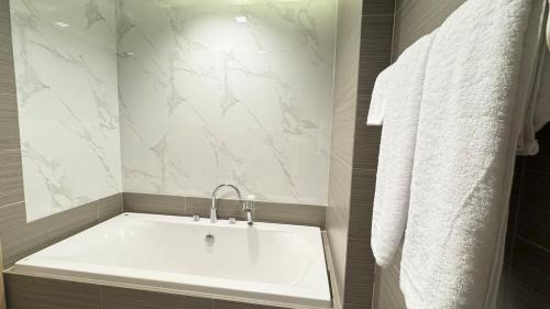 Klaeng Apartment | Luxury 2BR Thonglor Pool Sauna