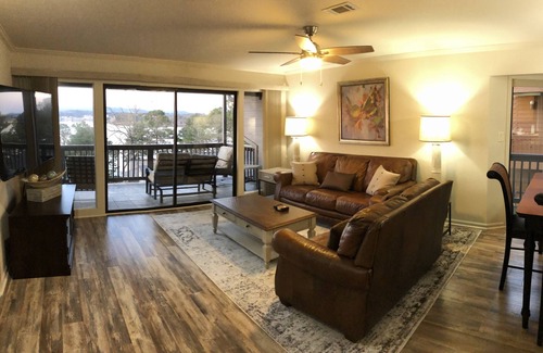 Lake Hamilton Condo | Luxury 3/3 Condo on Lake Hamilton - Fall is the best time in Hot Springs