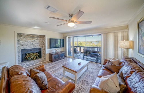 Lake Hamilton Condo | Luxury 3/3 Condo on Lake Hamilton - Fall is the best time in Hot Springs