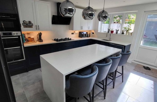 Enfield Highway House | Luxury 3-Bed London Home 3 stops away from Tottenham Stadium – 5* for Holidays