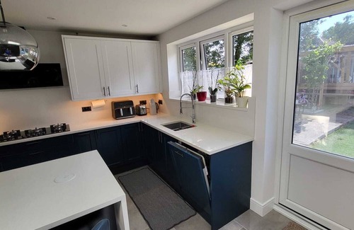 Enfield Highway House | Luxury 3-Bed London Home 3 stops away from Tottenham Stadium – 5* for Holidays