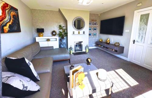Chester House | Luxury 3-Bed w- garden & game Room 5 mins from Chester