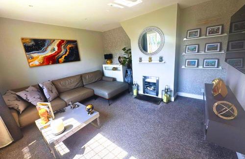 Chester House | Luxury 3-Bed w- garden & game Room 5 mins from Chester