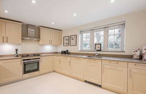 Knightsbridge Apartment | Luxury 3-Bedroom House with Garage in Belgravia