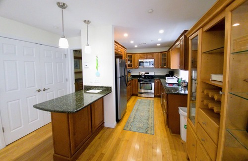 Hampton House | Luxury 3 Br + parking Hampton Beach Island section, steps to sandy beach! side A