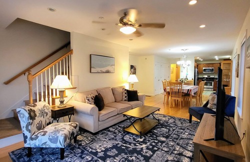 Hampton House | Luxury 3 Br + parking Hampton Beach Island section, steps to sandy beach! side A