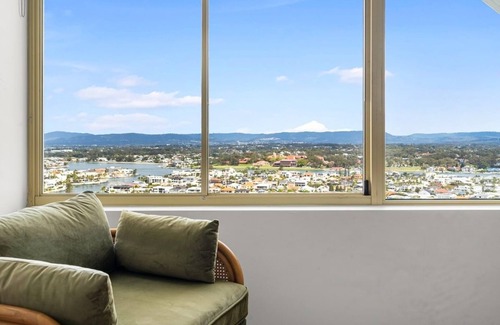 Main Beach Apartment | Luxury 3BR Ocean & City View Resort Apartment