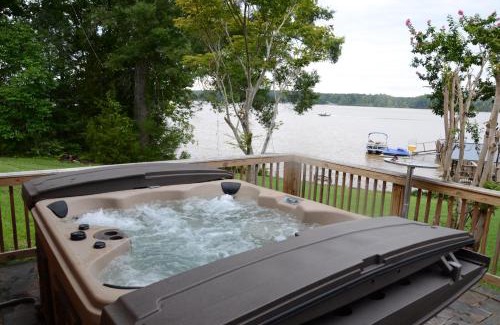 Fort Lawn House | Luxury 4-Acre Lakefront Getaway-Hot Tub, Private Dock, Paddleboards, Pool Table & Karaoke!