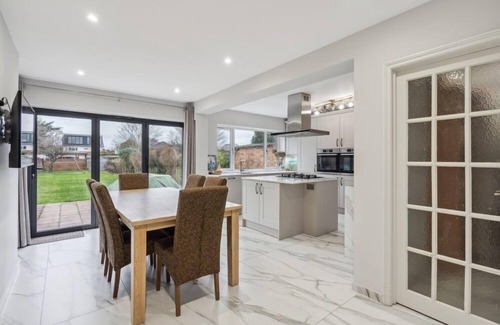 Slough House | Luxury 4 bed home with large garden near Windsor