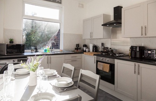 Failsworth House | Luxury 4 Bed Retreat in Manchester Perfect for Families, Groups & Business Stays