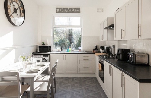 Failsworth House | Luxury 4 Bed Retreat in Manchester Perfect for Families, Groups & Business Stays