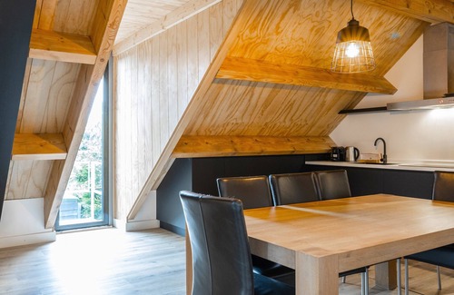 Ledeacker Apartment | Luxury 4-Bedroom Apartment Ideal for Group Stays