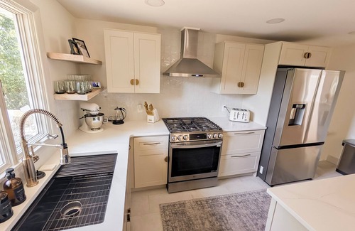 Williamsville House | Luxury 4-bedroom house with AC/Heat in Buffalo
