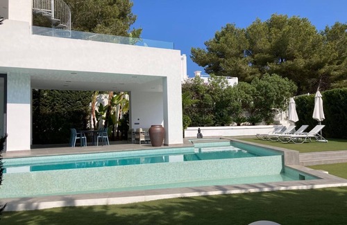 Cala Llenya Villa | Luxury 4-Bedroom Villa, 1 Min to Beach - Ideal for Families, Couples & Friends