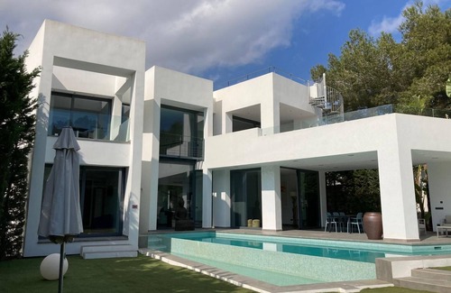 Cala Llenya Villa | Luxury 4-Bedroom Villa, 1 Min to Beach - Ideal for Families, Couples & Friends