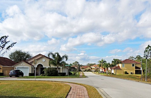 Lake Wilson Preserve Villa | Luxury 4 Bedroom Villa just a few miles from Restaurants and Shops
