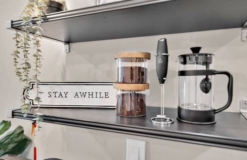 Columbia Heights Apartment | Luxury 4-BR+Parking | Heart of DC | Steps to Metro