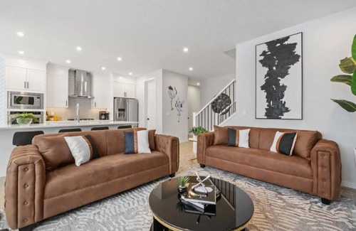 Cranston House | Luxury~4Bed~ AC~86"TV~BrandNew in Cranston~10% discount on Weekly& Monthly stays