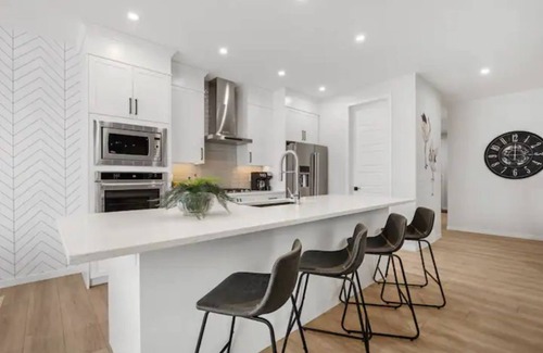 Cranston House | Luxury~4Bed~ AC~86"TV~BrandNew in Cranston~10% discount on Weekly& Monthly stays