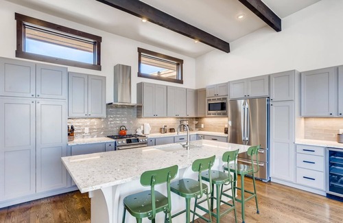 Silverthorne House | Luxury 4BR + 1BR casita, priv. hot tub, game room
