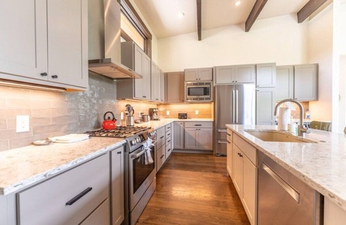 Silverthorne House | Luxury 4BR + 1BR casita, priv. hot tub, game room