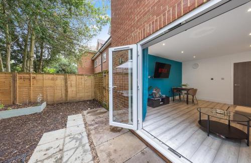 Kenley House | Luxury 4BR Home with Hot Tub, Sleep 8, Free Parking, Garden